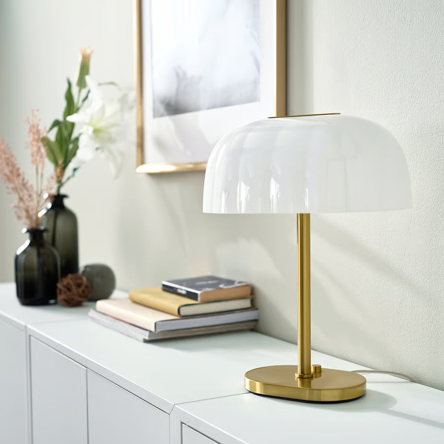 AKTERSPRING Stolna lampa, opalno bijela staklo/mjedeno, 39 cm