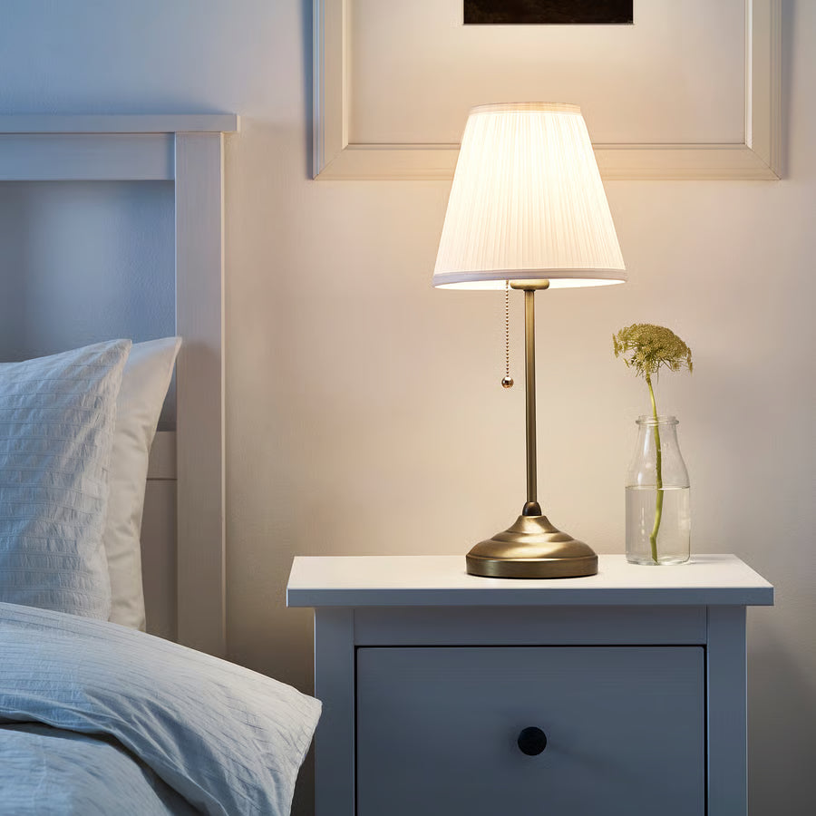ÅRSTID Stolna lampa, mjed/bijela