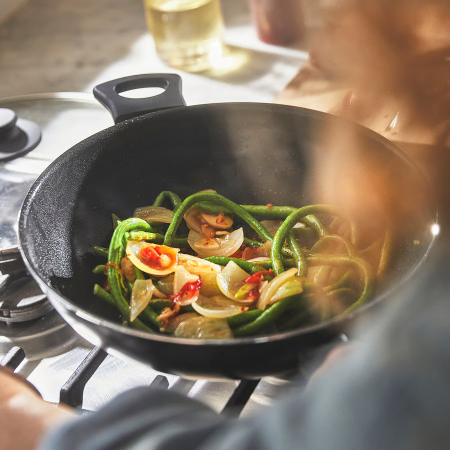HEMLAGAD Wok s poklopcem, neljepljiv sloj crna, 28 cm
