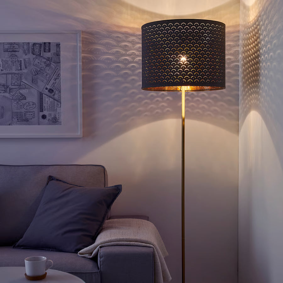 NYMÖ / SKAFTET Podna lampa, crna mjed/mjed