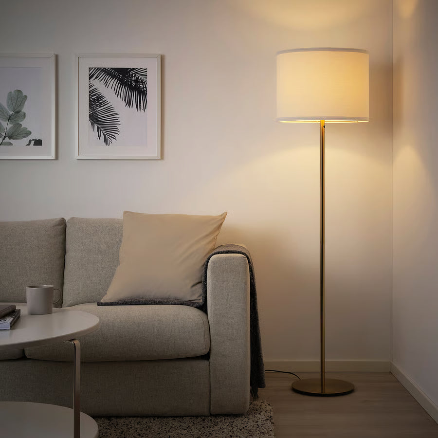 RINGSTA / SKAFTET Podna lampa, bijela/mjed