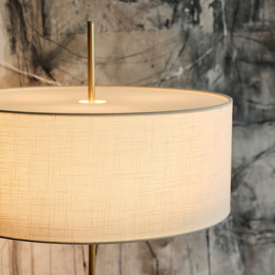 STOCKHOLM 2025 Podna lampa, bijela tekstil/mjedeno, 159 cm