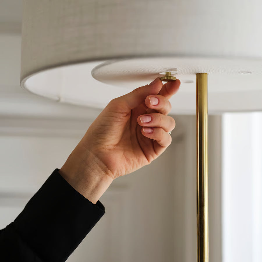 STOCKHOLM 2025 Podna lampa, bijela tekstil/mjedeno, 159 cm
