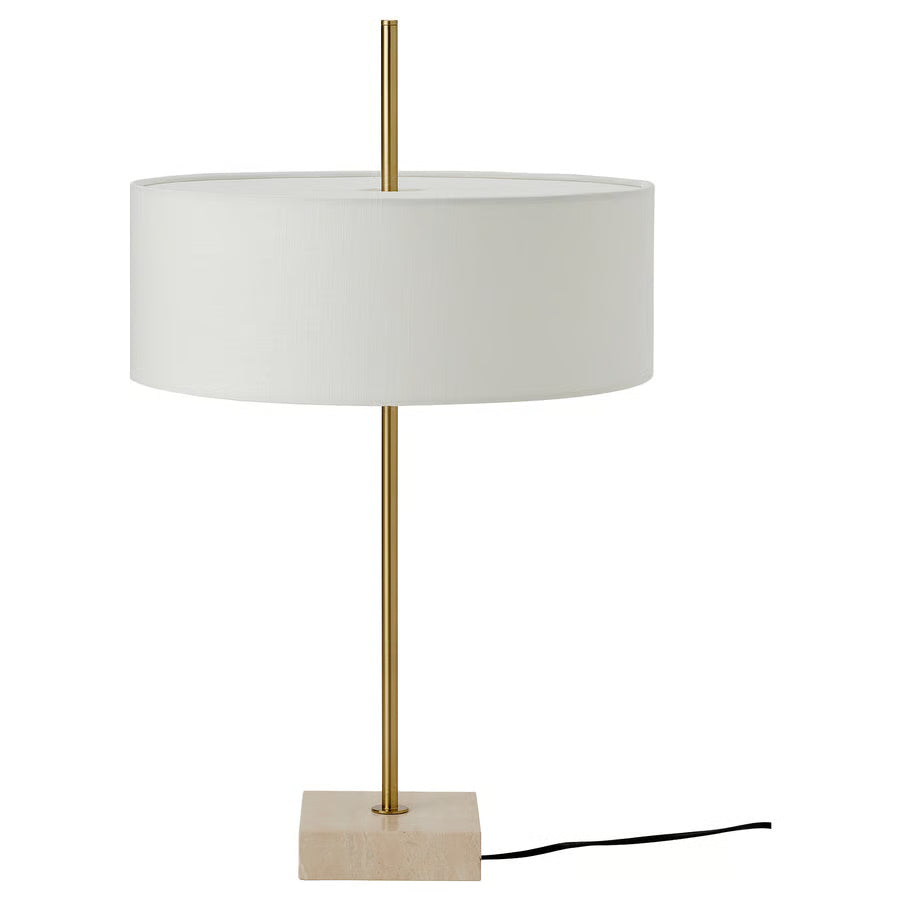 STOCKHOLM 2025 Stolna lampa, bijela tekstil/mjedeno, 65 cm