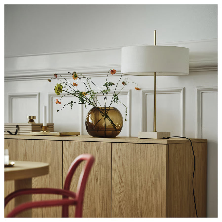 STOCKHOLM 2025 Stolna lampa, bijela tekstil/mjedeno, 65 cm