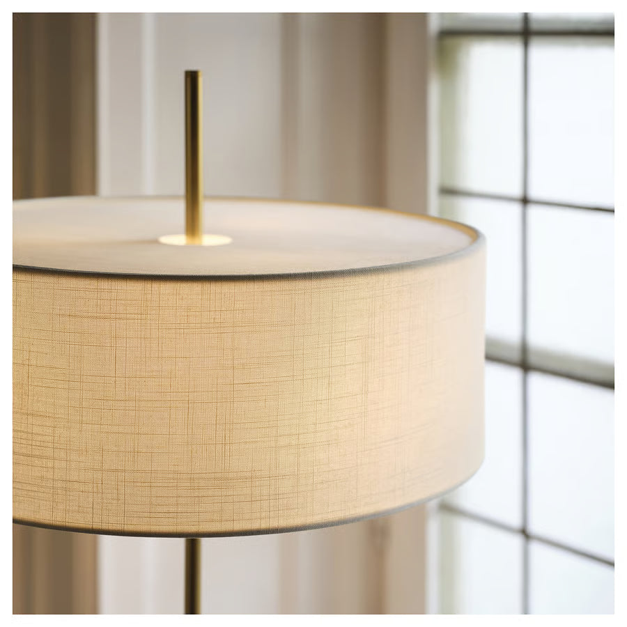 STOCKHOLM 2025 Stolna lampa, bijela tekstil/mjedeno, 65 cm