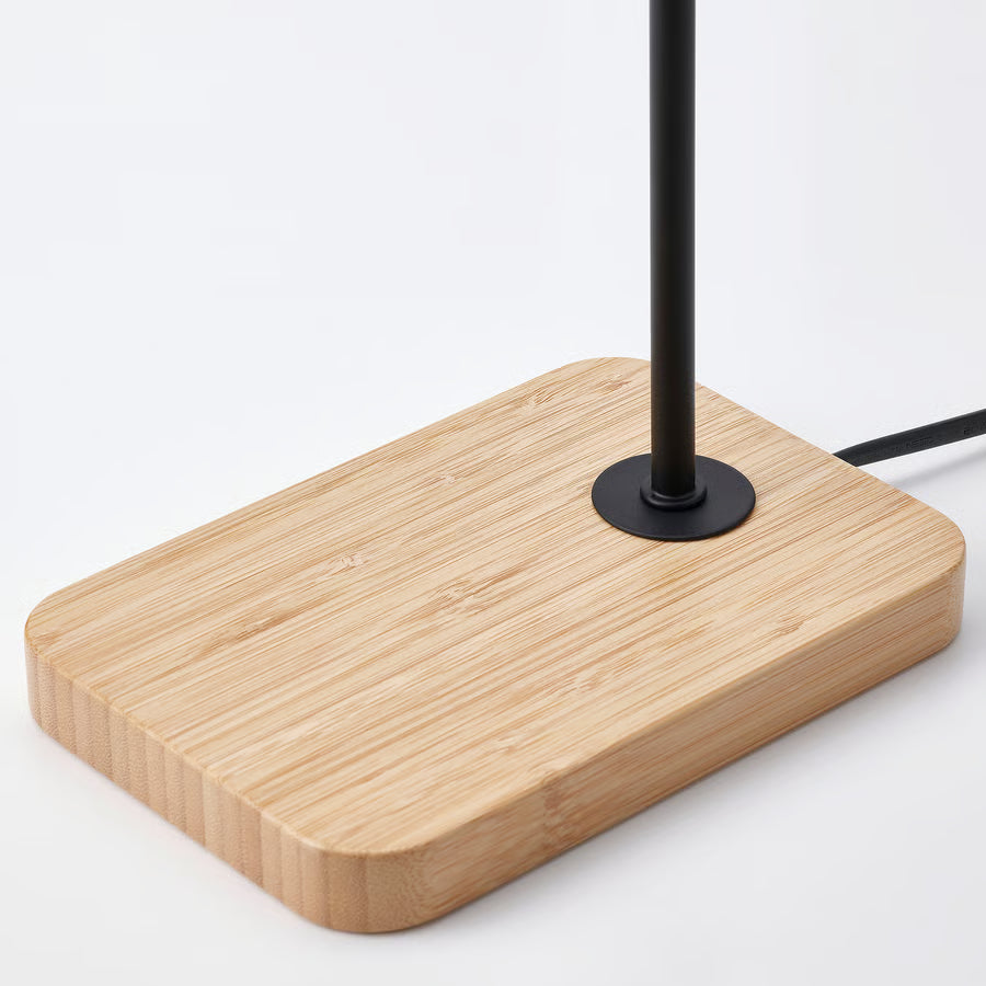TVÄRHAND Stolna lampa, crna/bambus