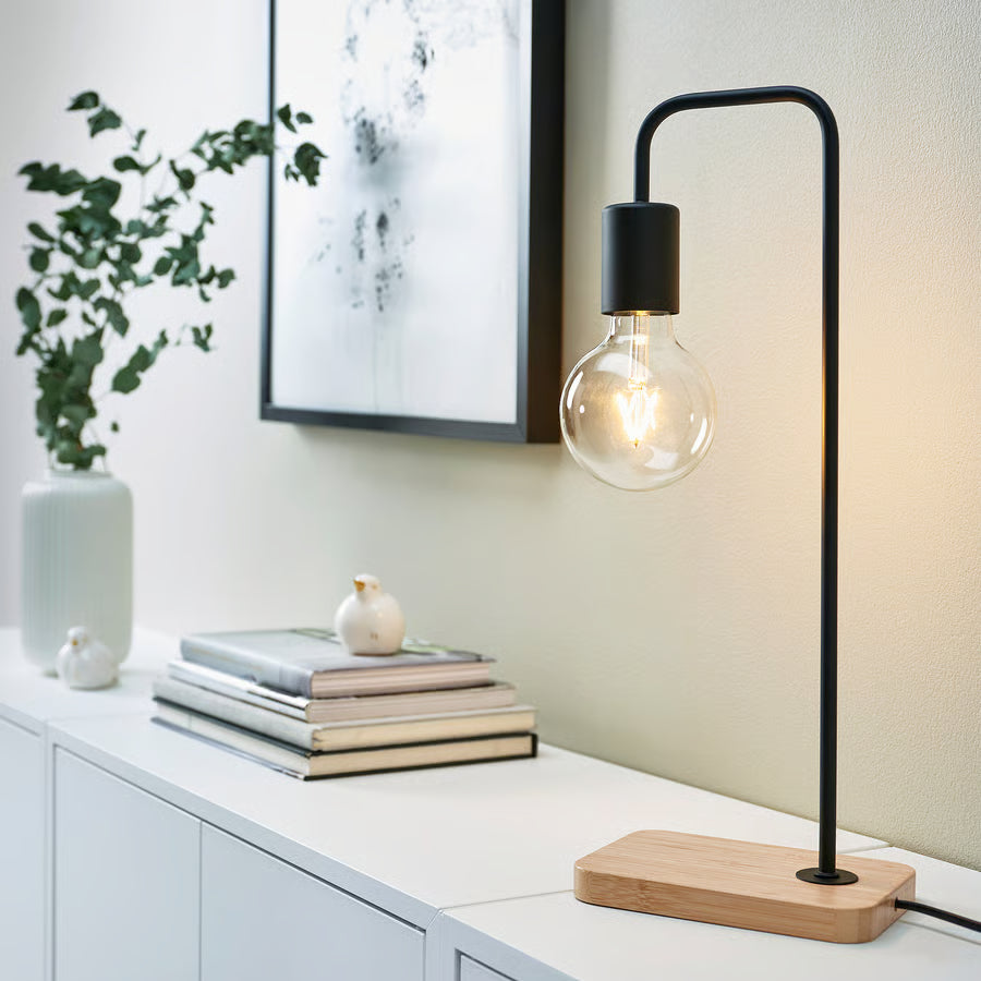 TVÄRHAND Stolna lampa, crna/bambus