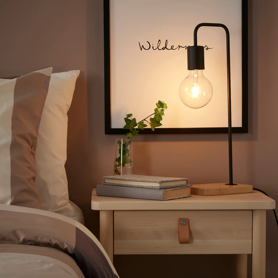 TVÄRHAND Stolna lampa, crna/bambus